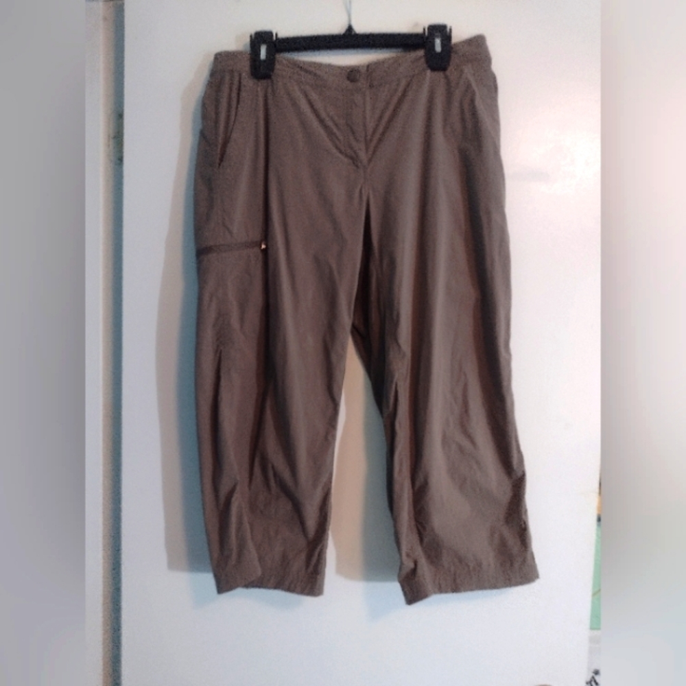 LL Bean Woman's  Nylon Cargo Capri Pants